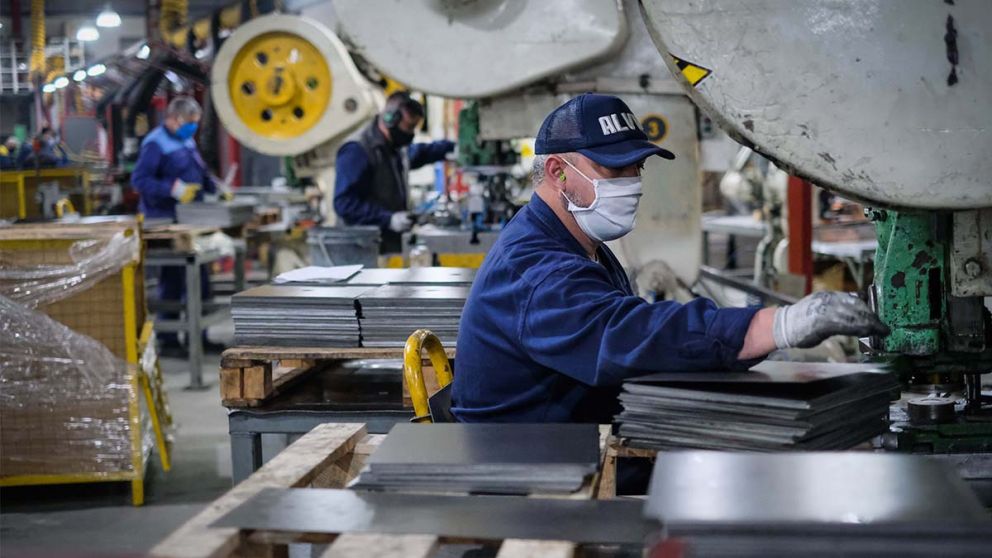 La actividad económica continúa recuperándose de la caída de marzo-abril