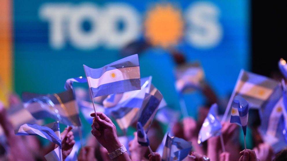 Una multitud copó la avenida Corrientes para celebrar la vuelta del peronismo al poder