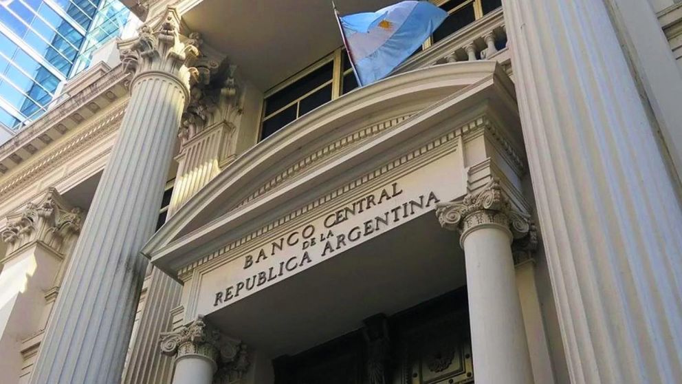 Sin impacto de las medidas, hubo una fuerte intervenci�n oficial con venta de bonos para contener la brecha