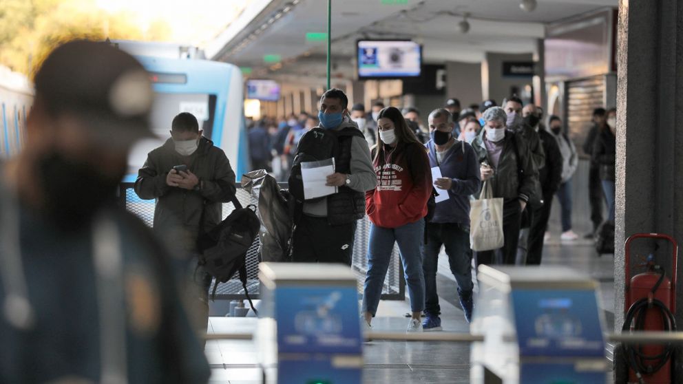 Sin vacuna, el peligro exponencial de contagios en el transporte público: urbes y pandemia