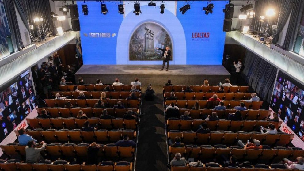 El Presidente en el salón Felipe Vallese de Azopardo, respaldo a su gestión y división gremial clásica