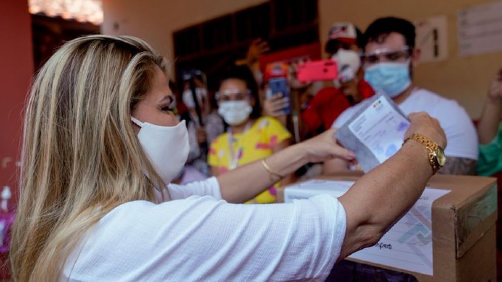 Jeanine Áñez emitió su voto