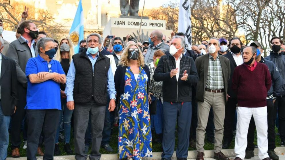 El monumento a Juan Domingo Perón frente a la avenida Paseo Colón fue el escenario del acto