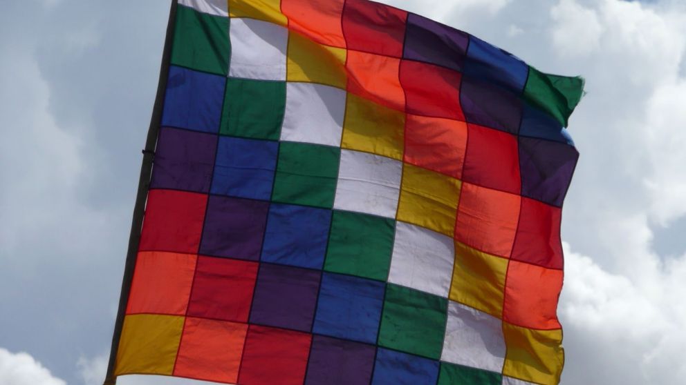 La bandera wiphala, símbolo de los pueblos originarios andinos