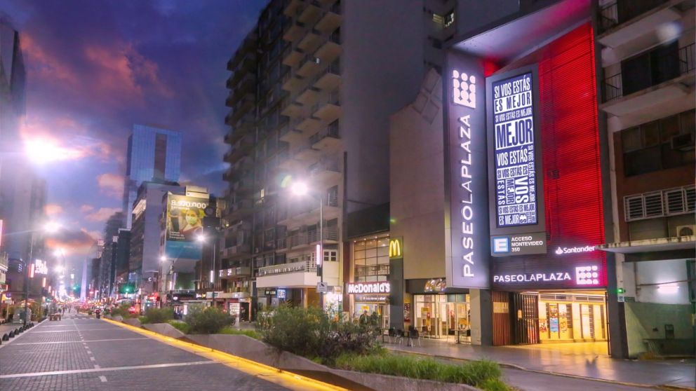 Desde hace 30 años, el Paseo La Plaza une gastronomía, shows y teatros
