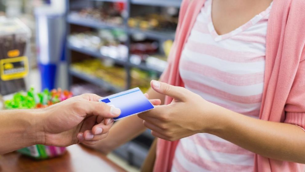 La Tarjeta Alimentar es un refuerzo que reciben los titulares de AUH para comparar alimentos
