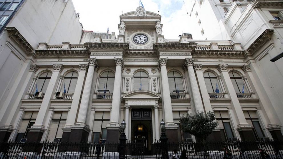 Guiño al mercado: el Central flexibilizó el acceso a dólares para que las empresas paguen sus deudas