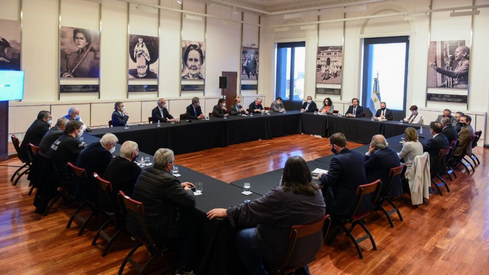 Santiago Cafiero condujo la reuni�n en el Sal�n de las Mujeres