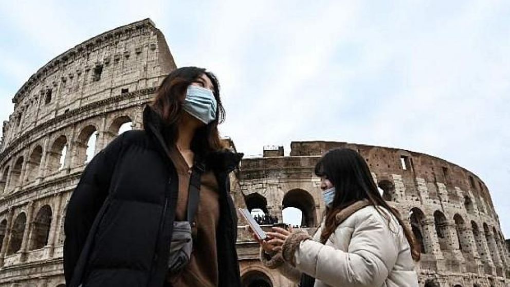 Italia hace obligatorio el uso de tapabocas en espacios abiertos