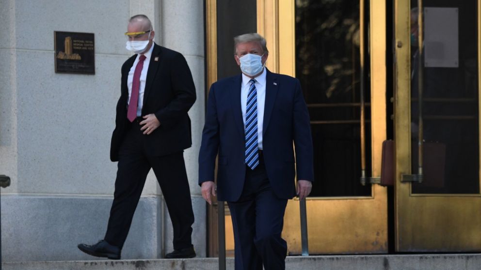 Trump salió caminando por la puerta principal del Centro Médico Walter Reed