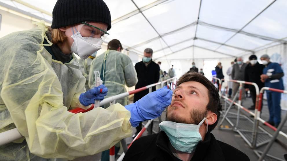 Escándalo en Gran Bretaña porque se "perdieron" miles de casos de coronavirus