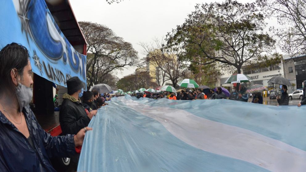 La columna obrera portó una bandera argentina de 100 metros en la quinta de Olivos