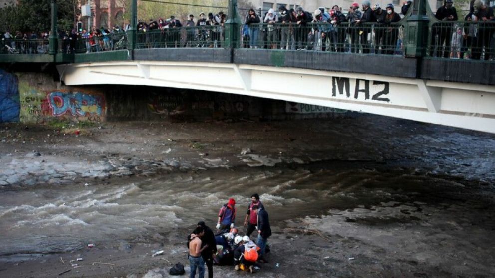 Un joven arrojado desde un puente por un carabinero enciende las protestas en Chile