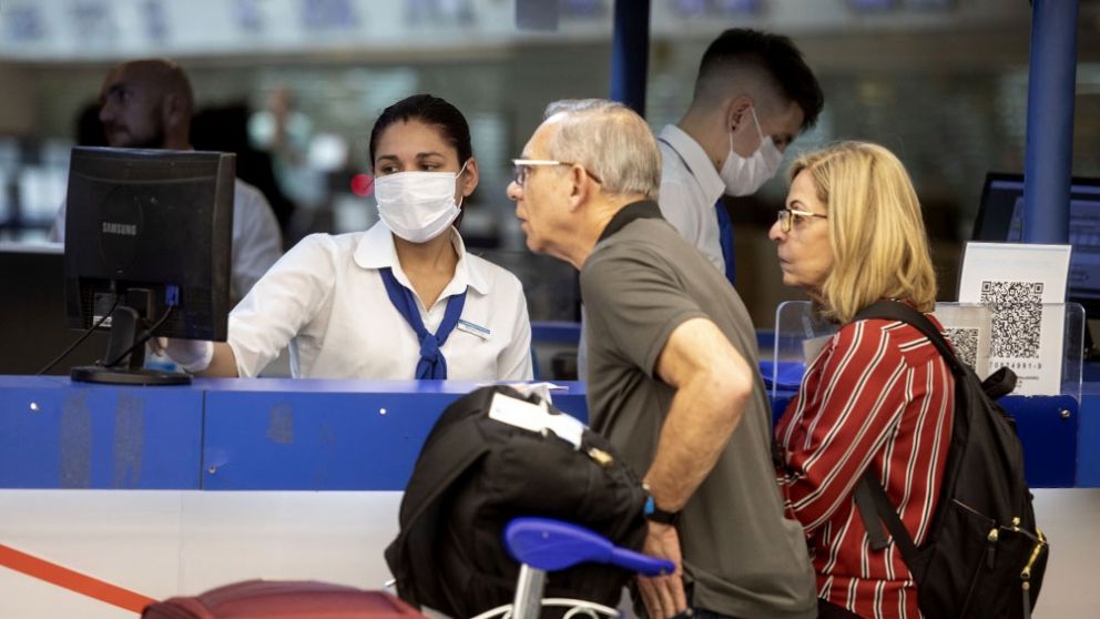 Argentina mantiene suspendidos los vuelos regulares desde marzo