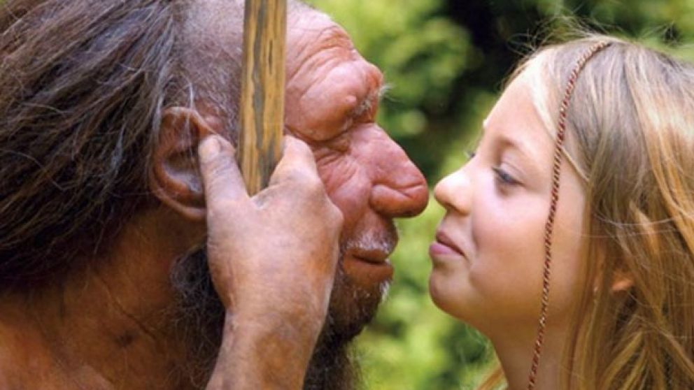 Reconstrucción de un hombre de Neandertal junto a una mujer humana