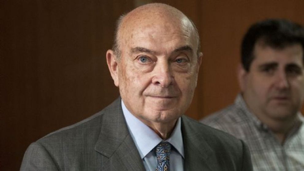 Domingo Cavallo aseguró que para que baje el riesgo país se debe levantar el cepo cambiario, liberar el movimiento de capitales y avanzar hacia un esquema de convertibilidad