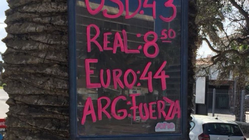 Cartel en Punta del Este, Uruguay (Fuente: @madorni)