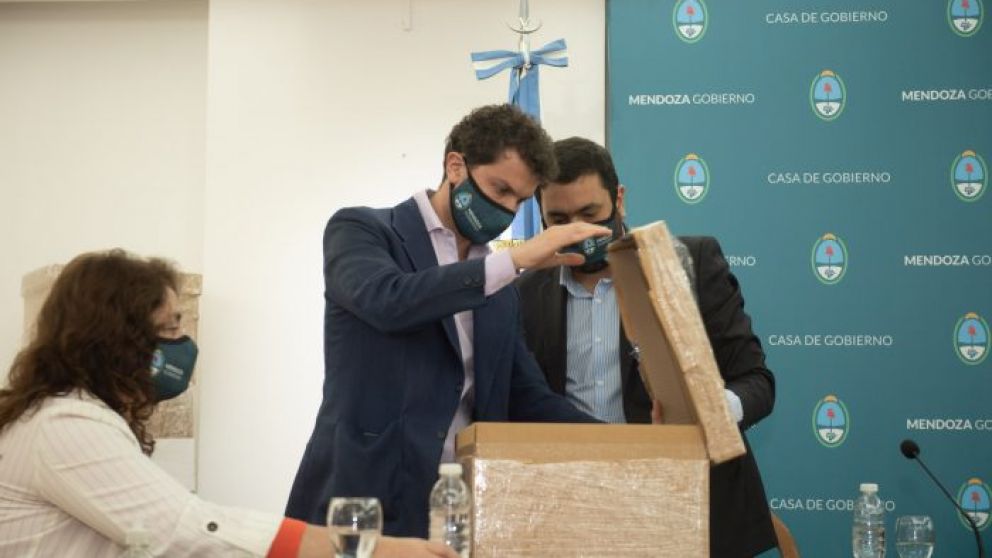 Los funcionarios provinciales en la apertura de sobres