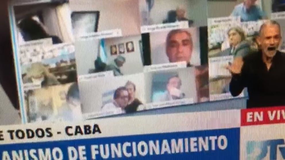 Ameri, en el centro a la izquierda, al instante previo de besar los pechos de su pareja en plena sesión virtual