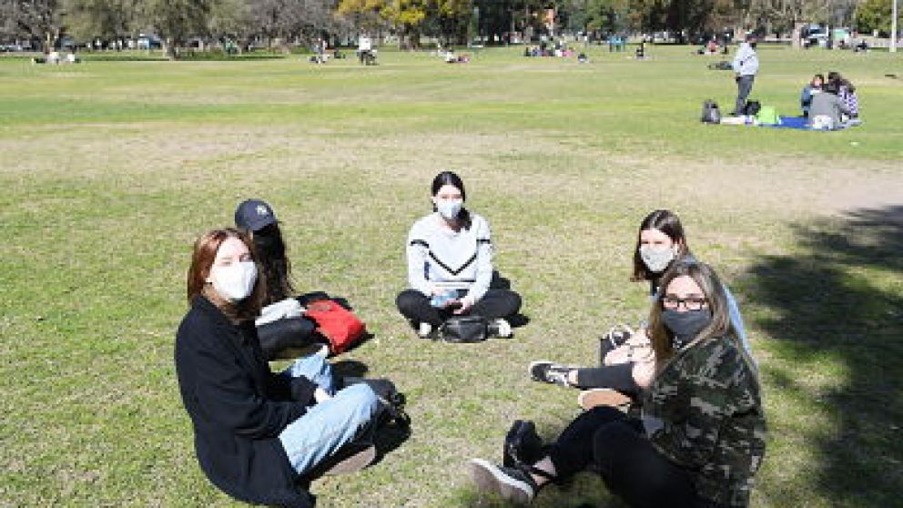 Día de la primavera: los estudiantes festejaron en grupos chicos y con barbijos