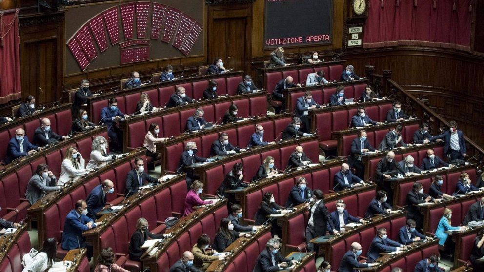 Italia achicará en un 30% el número de diputados y senadores