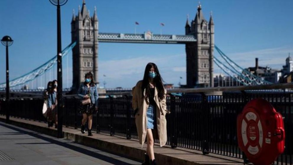 Gran Bretaña impone multas a quienes infrinjan normas de aislamiento
