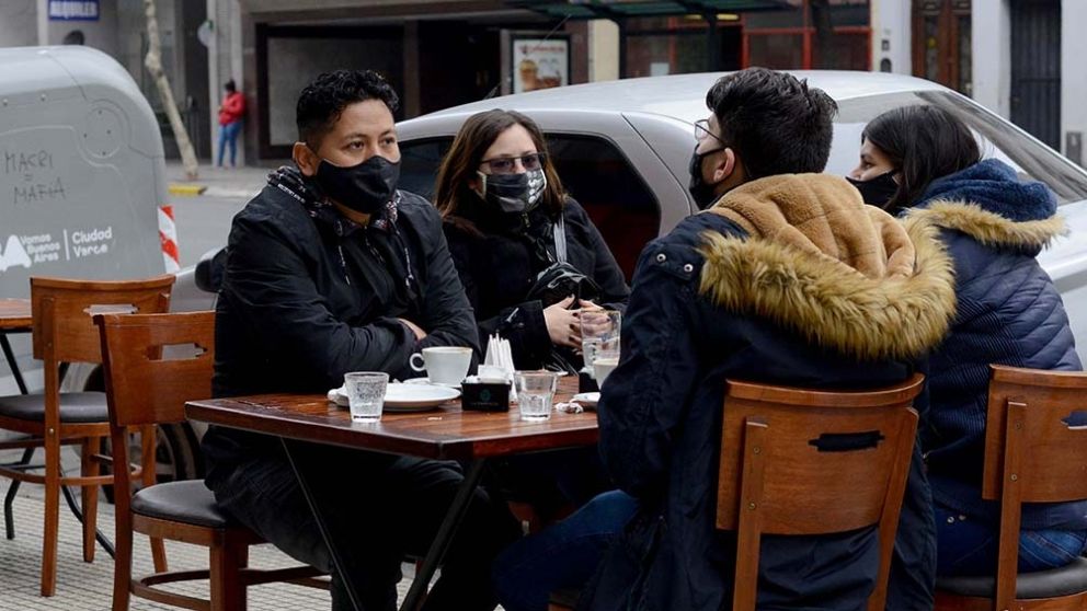 La última semana la Ciudad habilitó las mesas al aire libre con servicio en bares y restaurantes