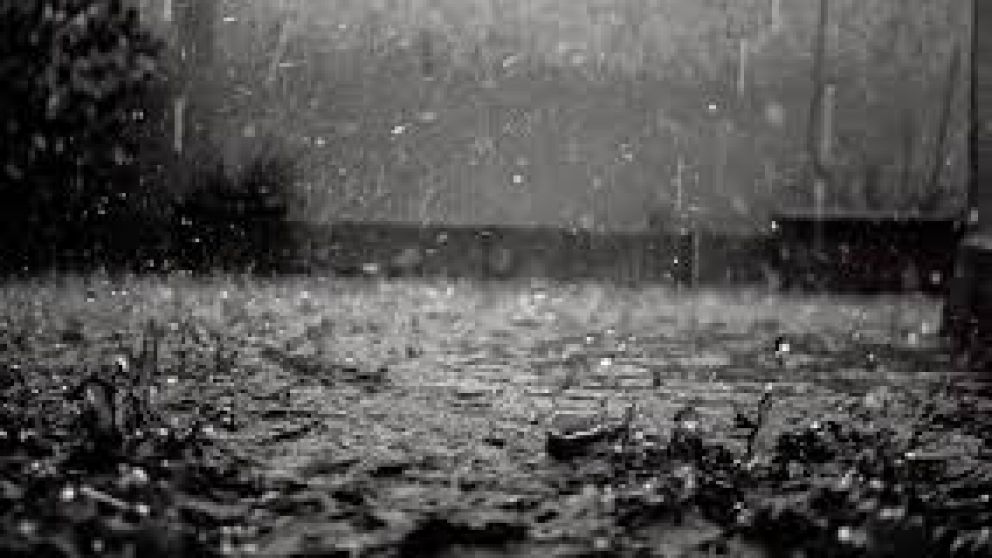 Las lluvia de color negra fue provocada por los incendios a los alrededores 