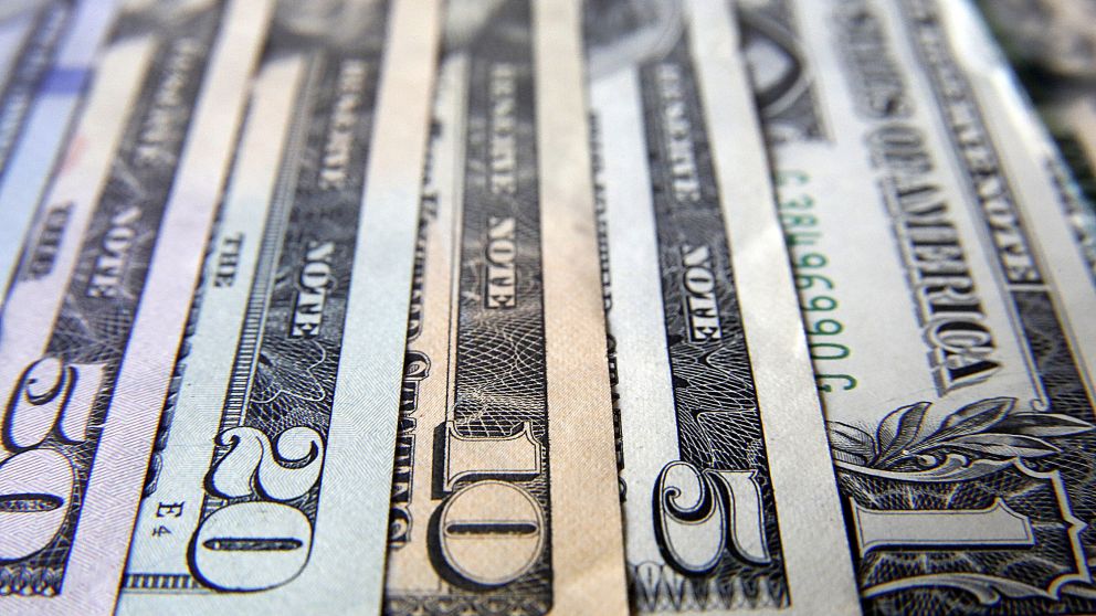 El dólar rompe con la racha bajista a pesar de la tasa récord