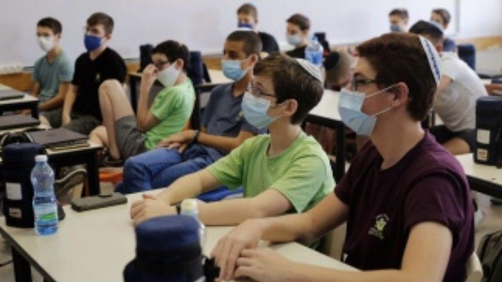 Israel adelanta el cierre de escuelas por récord de casos de coronavirus