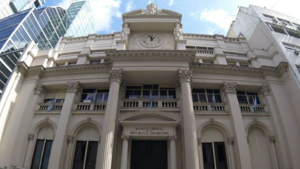 Dólar: con un ajuste del cepo, el Gobierno apuesta a bajar la brecha y cortar la sangría de reservas