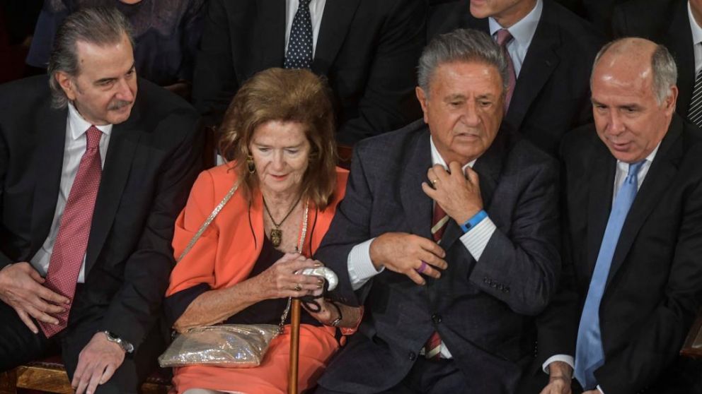 Eduardo Duhalde, en la asunción de alberto Fernandez, acompañado por Elena Highton de Nolasco y Ricardo Lorenzetti