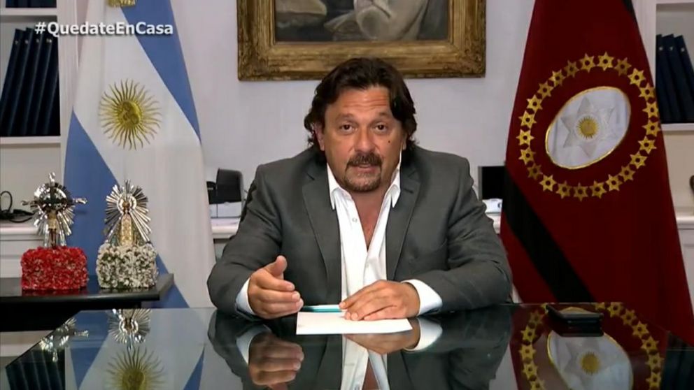 El gobernador hizo el anuncio a través de una teleconferencia