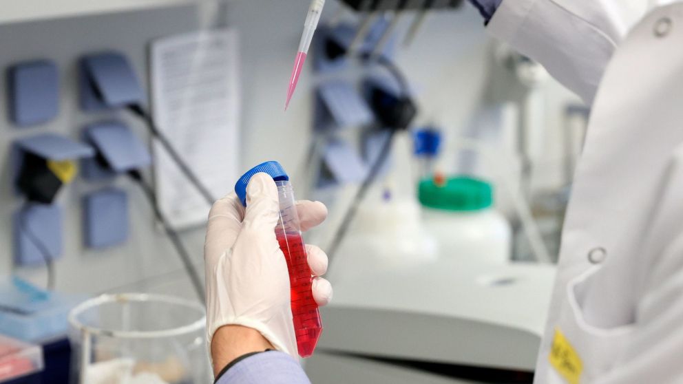 La pausa de los ensayos fue una decisión voluntaria de AstraZeneca