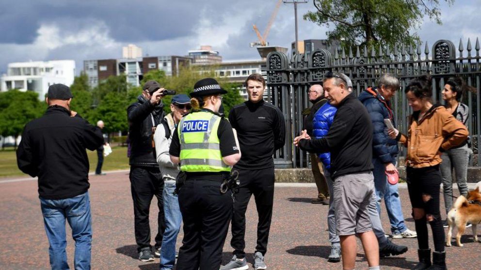 Límite a reuniones sociales en Inglaterra seguiría vigente al menos hasta fin de año