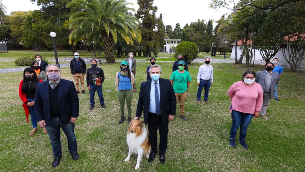 El Presidente Fernández, junto al ministro Basterra (izq)