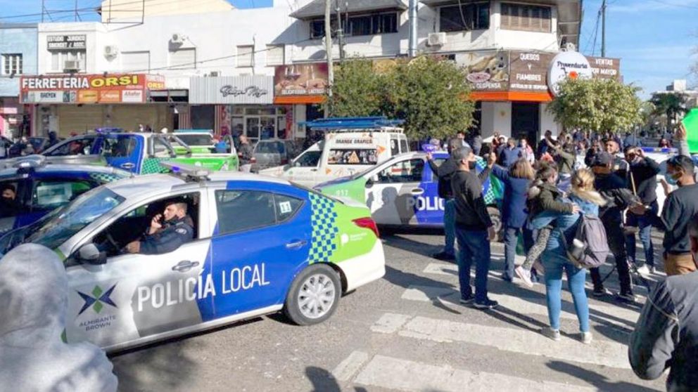 Apuesta al diálogo del gobierno bonaerense ante protesta salarial de la policía