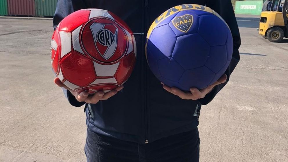 River y Boca, unidos para recibir indumentaria cedida por la Aduana