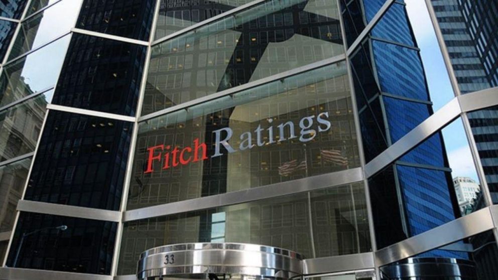 Fitch modera previsión de caída del PIB global