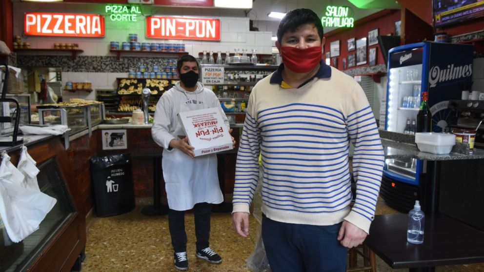 Víctor Cuellar y Mario Sayago, dos de los trabajadores de la emblemática Pin Pun