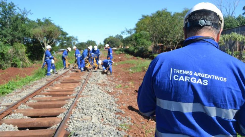 Economía emite deuda en dólares para refinanciar el pago de obras en el Belgrano Cargas