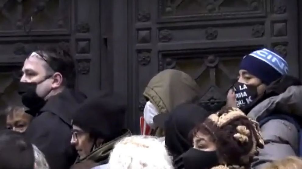 Los manifestantes intentaron entrar al Congreso y rompieron un vidrio