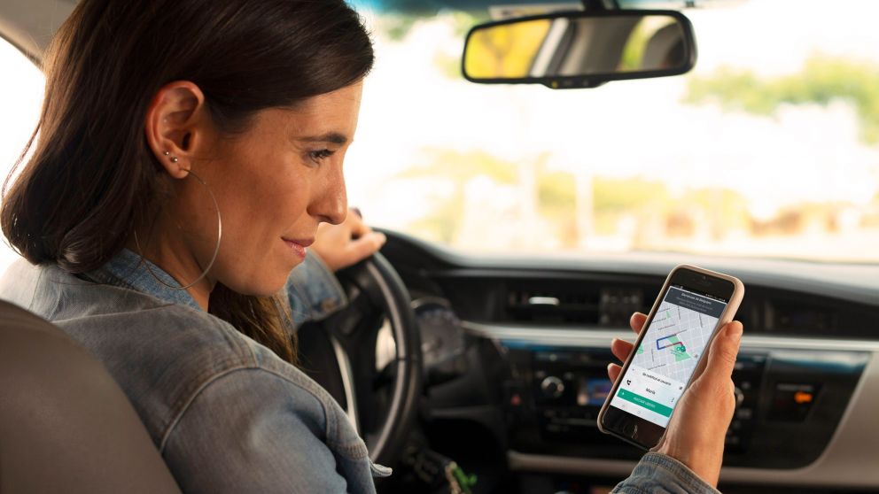 Mujeres al volante: buscan achicar la brecha de género en las apps de movilidad