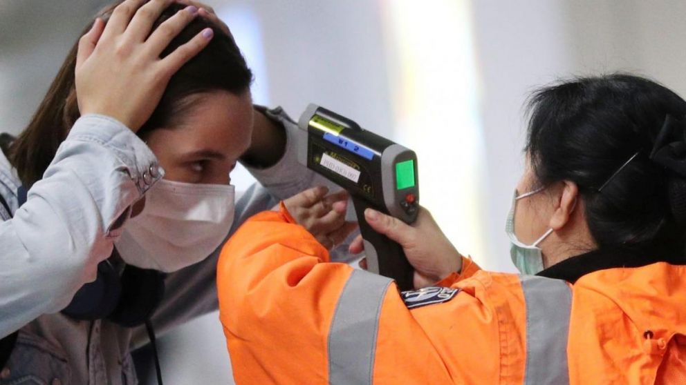 Testeos masivos en Hong Kong para frenar tercera ola de contagios