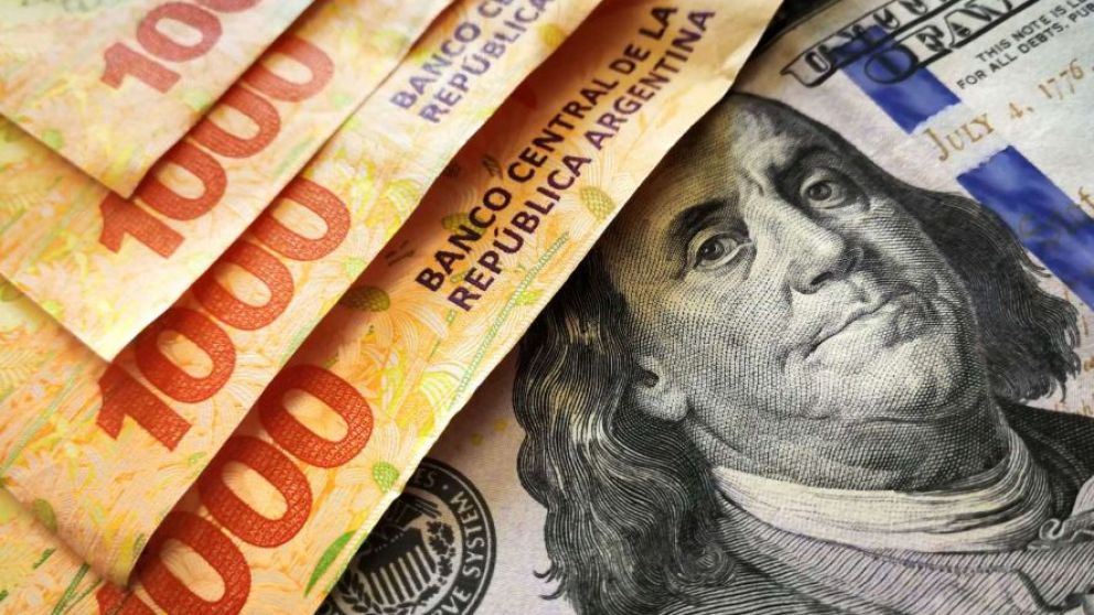 Economía realizará este viernes un canje para pesificar Letes y otros instrumentos atados al dólar