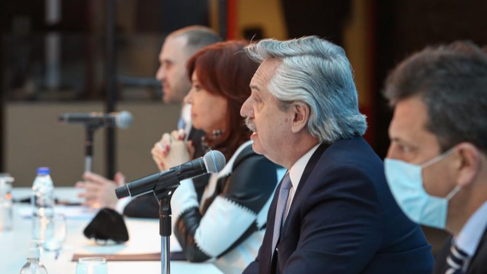 Alberto Fernández y Martín Guzmán condujeron el anuncio desde el Museo del Bicentenario, flanqueados por Cristina Kirchner y Sergio Massa