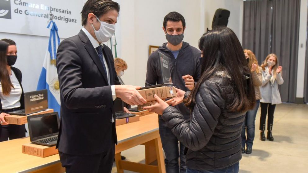 El Estado entrega notebooks y tablets a chicos de sectores vulnerables