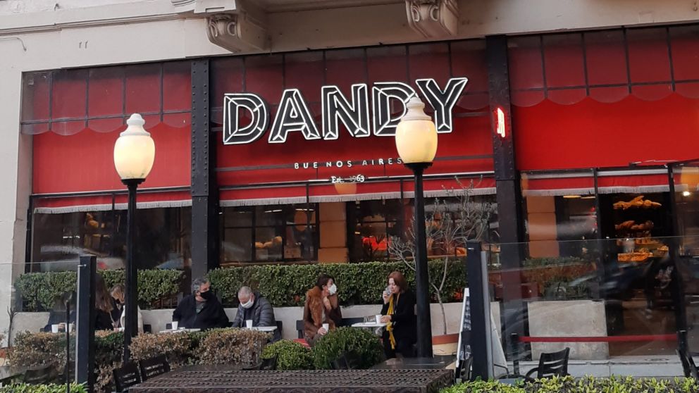 Se autorizó el consumo en veredas y terrazas en la Ciudad.