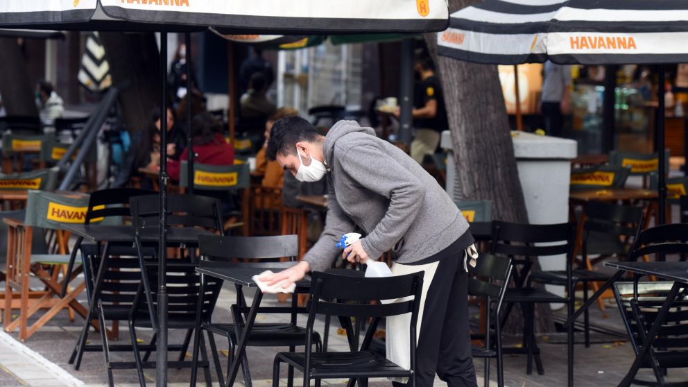 Las mesas al aire libre deberán estar a una distancia de 1,7 metros entre sí y tendrán capacidad máxima para cuatro personas