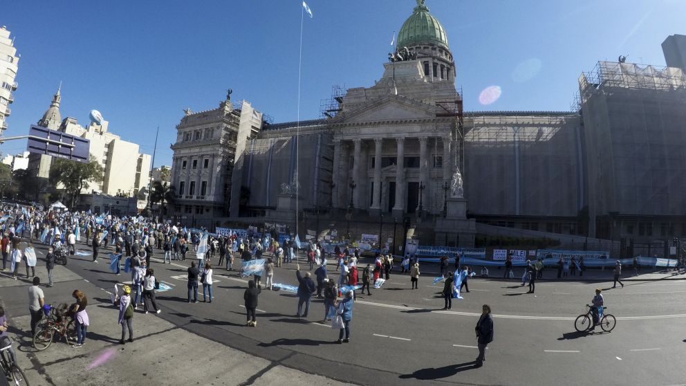 Al igual que el 17 de agosto, los manifestantes llevaron banderas argentinas